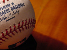 Cargar imagen en el visor de la galería, free-baseball-Google-Slides-theme

