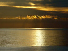Cargar imagen en el visor de la galería, free-sunset-over-the-ocean_Google-Slides-theme
