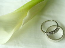 Cargar imagen en el visor de la galería, free-wedding-rings-Google-Slides-theme
